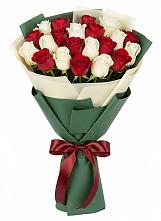 Букет Микс из красных и белых роз в Дружной Горке