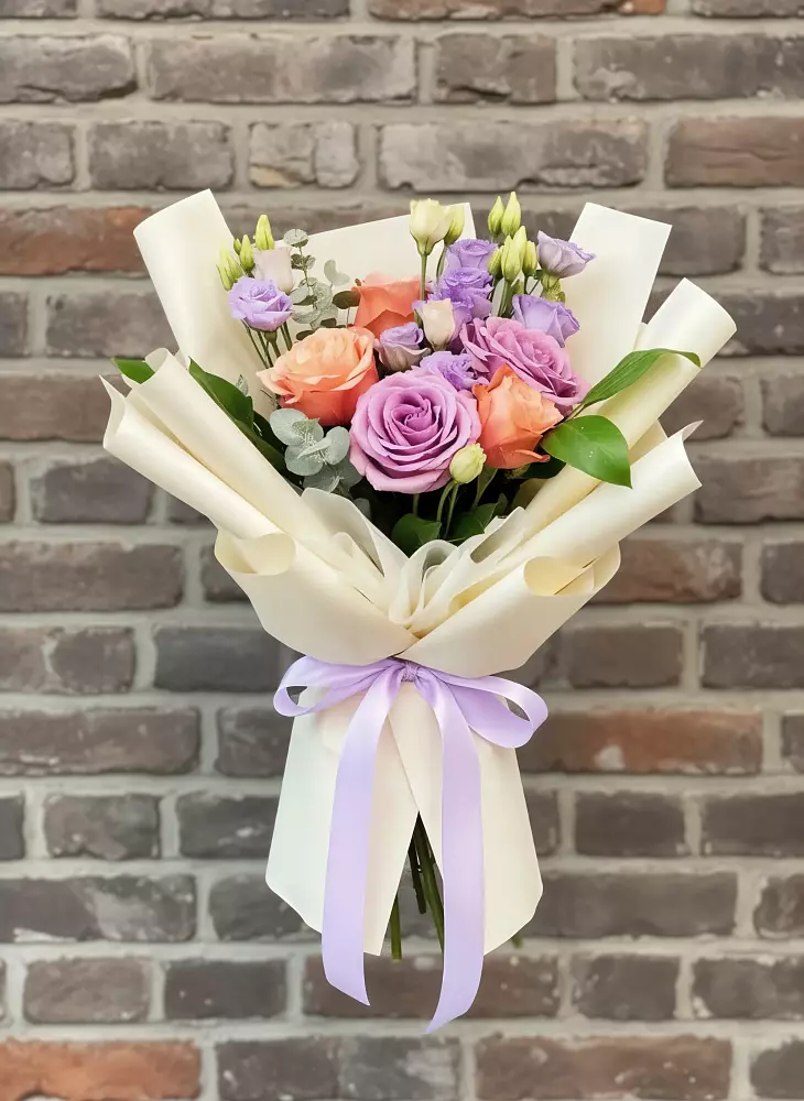 Букет цветов из: Лизиантусы и Розы в Дружной Горке