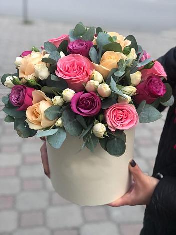 Цветочная композиция из Розы в шляпной коробке в Дружной Горке