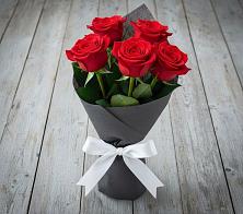 Букет 5 Красных роз Эдлесс Лав в Дружной Горке