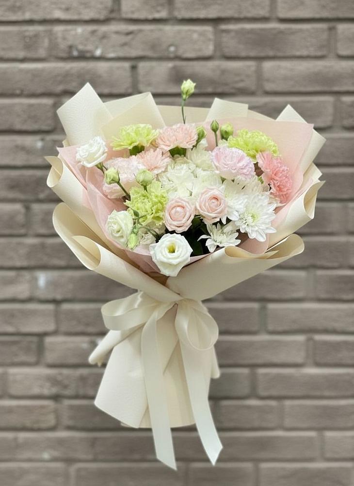 Букет цветов из: Гвоздики, Розы, Лизиантусы и Хризантемы в Дружной Горке