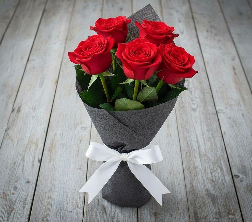 Букет 5 Красных роз Эдлесс Лав в Дружной Горке