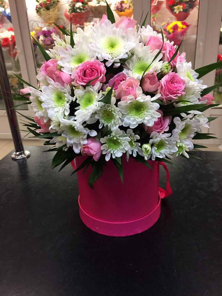 Цветочная композиция из Розы и Хризантемы в шляпной коробке в Дружной Горке