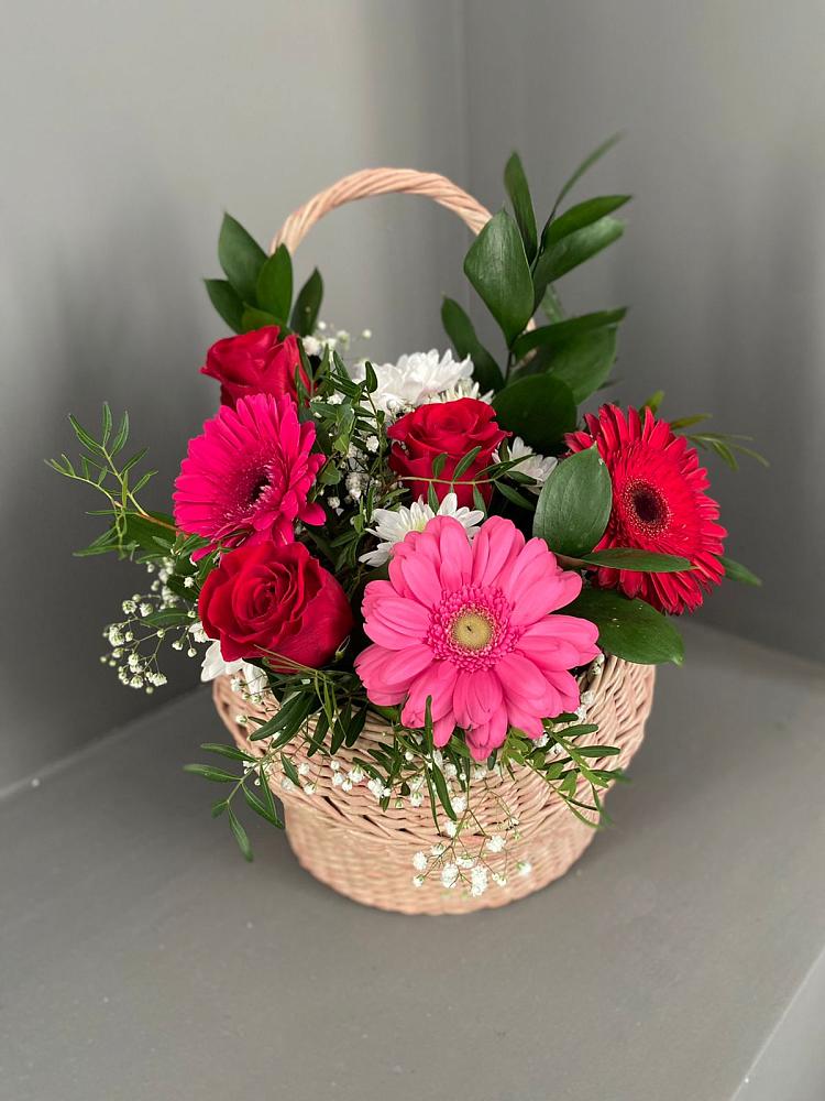 Цветочная композиция из Розы, Хризантемы и Герберы в корзине в Дружной Горке