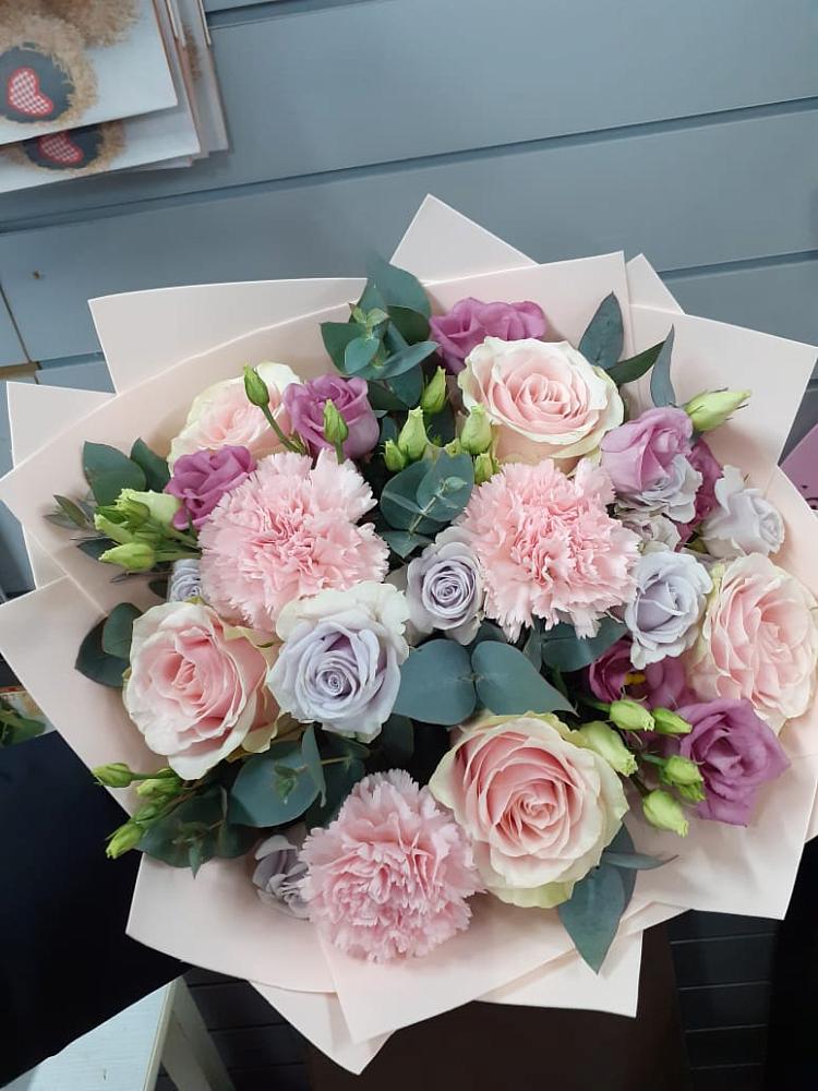 Букет цветов из: Розы, Гвоздики и Лизиантусы в Дружной Горке