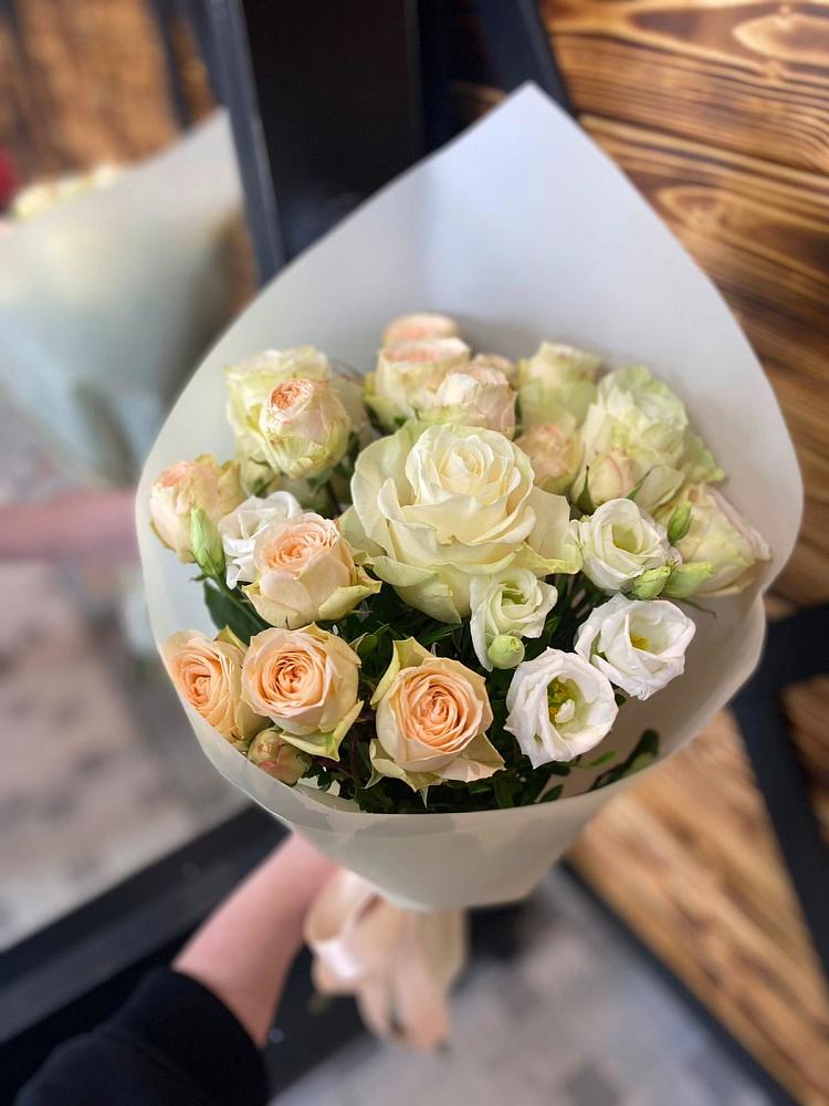 Букет цветов из: Розы и Лизиантусы в Дружной Горке