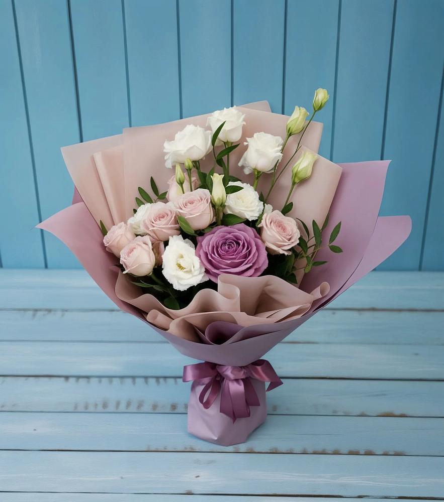 Букет цветов из: Розы и Лизиантусы в Дружной Горке